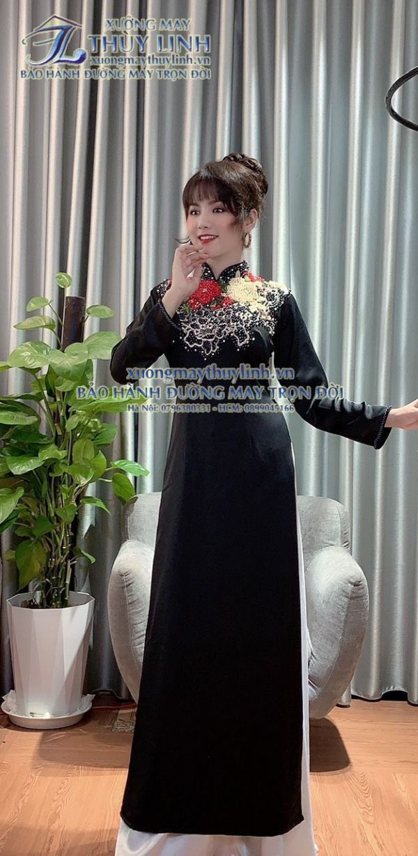 Áo dài đính đá và pha lê sang trọng dành cho hội nghị bà sui
