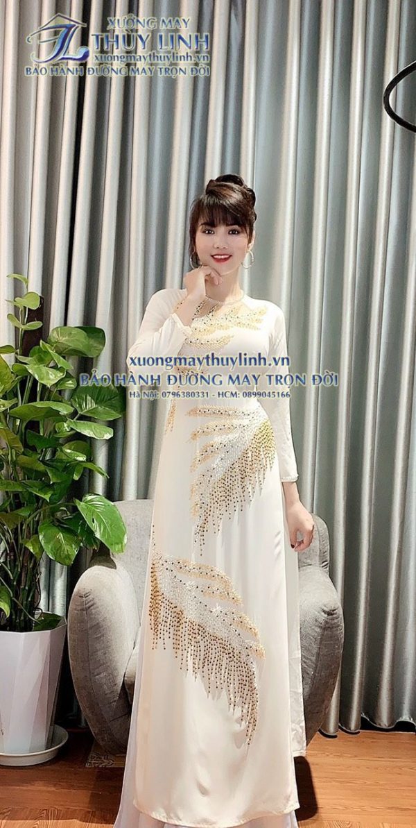 Áo dài đính đá và pha lê sang trọng dành cho hội nghị bà sui