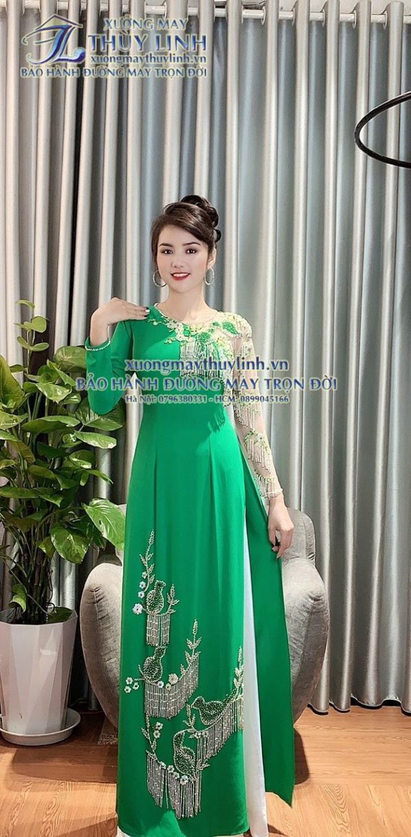 Áo dài đính đá và pha lê sang trọng dành cho hội nghị bà sui